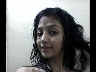 Indiana Bella ragazza indiana con una bella tette bagno selfie - Wowmoyback