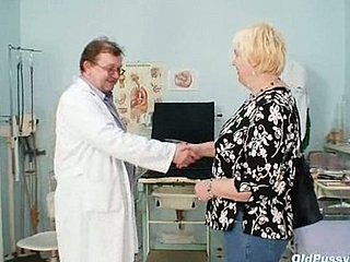 Chubby blond stepmom haarige Pussy Arzt Prüfung
