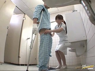 Sex-crazed японская медсестра дает мастурбирует пациенту