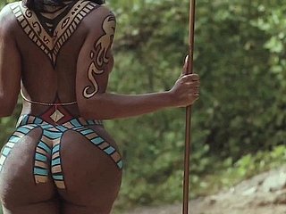 Африканский с большой задницей в национальном костюме