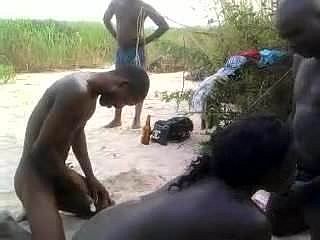 Los africanos en la sabana cogida en cámara