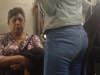 Careful pantat remaja dalam seluar jeans