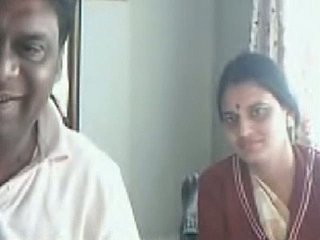 Unprofessional Indian geil en lelijke chick toont haar hangende tieten op webcam
