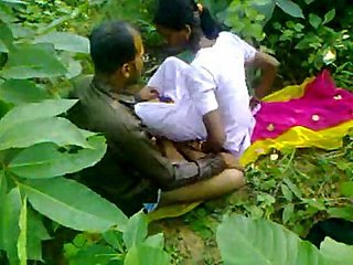 Dispirit ragazza del establishing medica di Kalinga indiana scopata nella foresta dalle facoltà