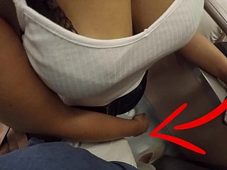 Unbekannte blonde Milf mit großen Titten begann meinen Schwanz forth der U-Bahn zu berühren! Das heißt gekleideter Sex?