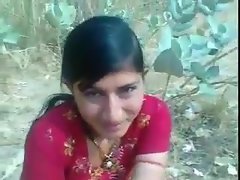 Красивая индийская застенчивая девушка показывает милые сиськи и мед киску