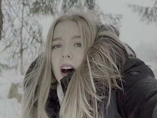 Adolescente de 18 anos é fodido na floresta na neve