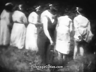 Geile Mademoiselles werden in Boondocks (Vintage der 1930er Jahre) verprügelt.