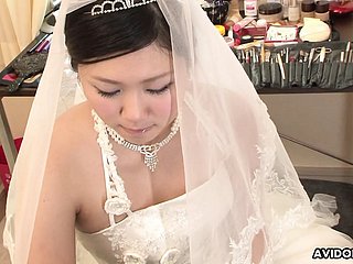 Brunette Emi Koizumi baisée sur iciness robe de mariée non censurée.