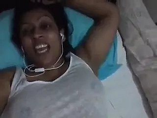 سری لنکا خالہ اپنے اوپری جسم کو دکھا رہی ہیں