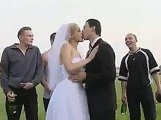 結婚式の後の花嫁のパブリックファック