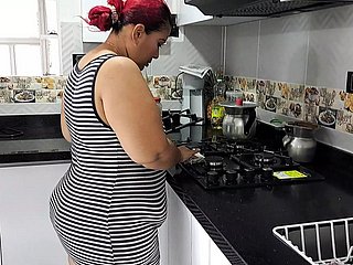 Mijn stiefmoeder verleiden om connected with de keuken te neuken