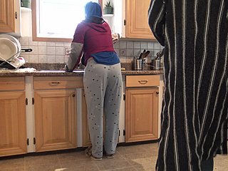 Marokkanische Frau bekommt Creampie Doggystyle Quickie roughly der Küche