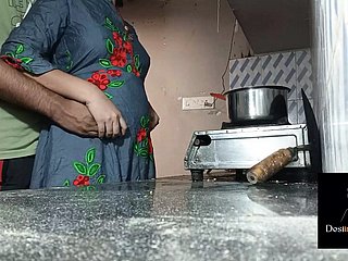 Devar Thing embrace Enduring Pinky Bhabi на кухне