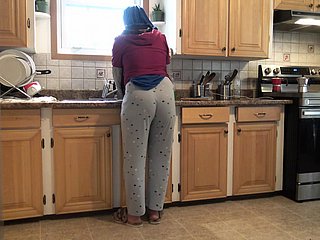 Syrische vrouw laat de 18 -jarige Duitse stiefzoon haar neuken in de keuken