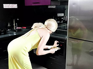 Geneukte rondborstige blonde in de kont in de keuken