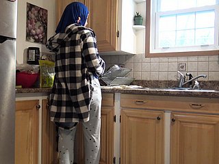 Suri rumah Syria mendapat krim oleh suami Jerman di dapur