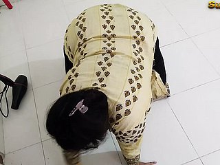 (Telugu Demoiselle Ko Jabardast Choda) Desi Demoiselle مارس الجنس مع المالك مع الواقي الذكري أثناء التنظيف -