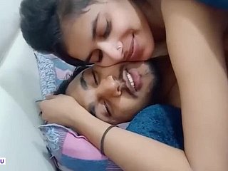 Śliczna indyjska dziewczyna namiętny seks z byłym chłopakiem lizając cipkę i całowanie