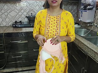 Desi Bhabhi was de afwas with de keuken toen haar zwager kwam en zei dat Bhabhi Aapka Chut Chahiye Kya Dogi Hindi Audio