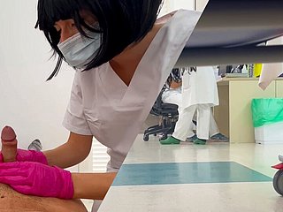 A nova jovem enfermeira estudante verifica meu pênis e eu tenho um tesão