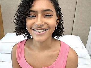 Puerto Rico Rico yang berusia 18 tahun dengan kawat gigi membuat porno pertamanya