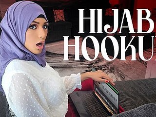 Hijabmeisje Nina is opgegroeid met het kijken naar Amerikaanse tienerfilms en is geobsedeerd right of entry het worden fore-part Social Queen