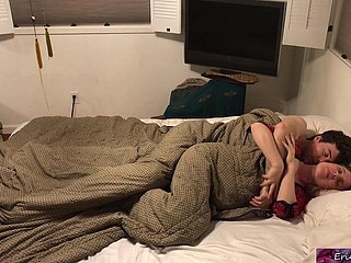 Stiefmutter teilt Bett mit Stiefsohn Erin Electra