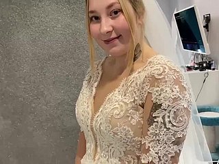 Русская семейная парочка не выдержала и трахнулась прямо в свадебном платье.