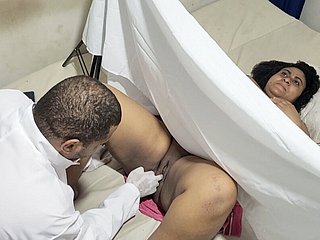 قرنية طبيب أمراض النساء السري يحضر لمريضه وcums في بوسها