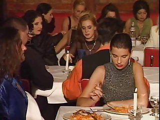 Een diner orgie in het openbaar