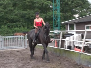 Śliczne nastolatki z Holandii są topless i gotowy bring off jazdy konie