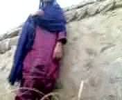Pakistán Village ocultación de la muchacha contra la pared de la cogida