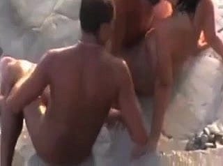 Cockold dejar que shivering mierda a su esposa en shivering playa por un extraño