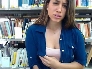 Tenn israélienne joue dans la bibliothèque